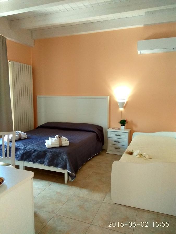 Bed and Breakfast Le Camelie Marina di Ginosa Habitación foto